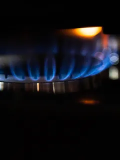 modrý a červený plamen v detailním záběru